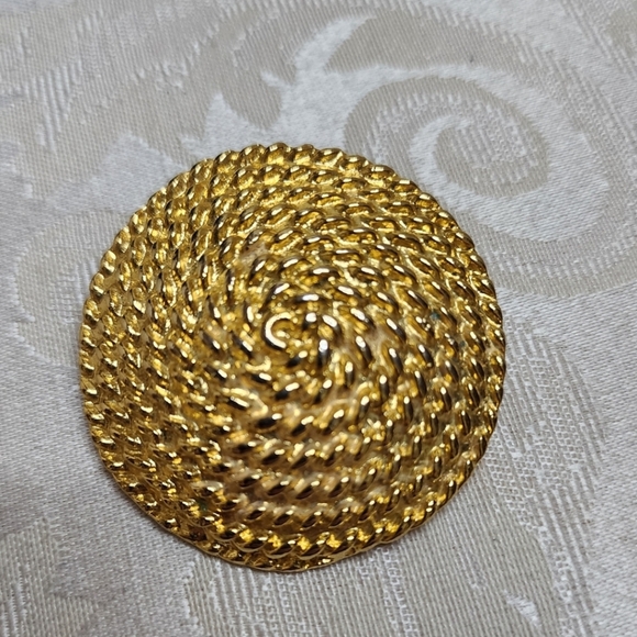 PARK LANE Vintage 80s Gold Textured Dome Brooch – Large Spiral Chain Design - Picture 4 of 8